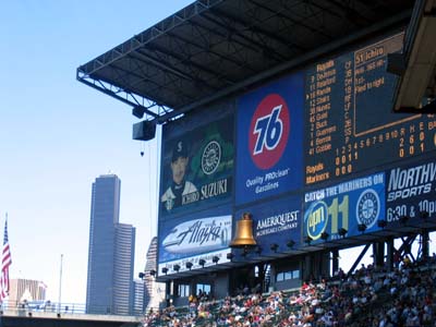 スコアボードのスクリーンにイチロー選手登場